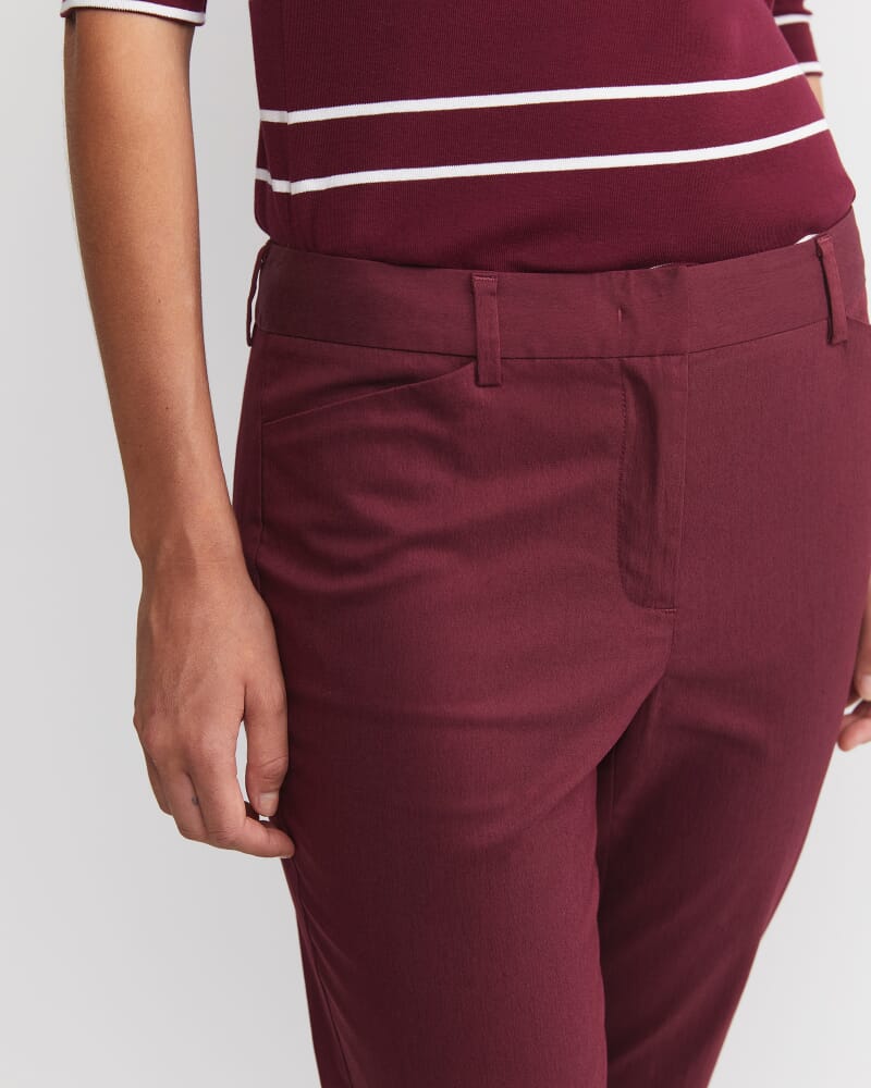 Evie Capri Pant in WINE