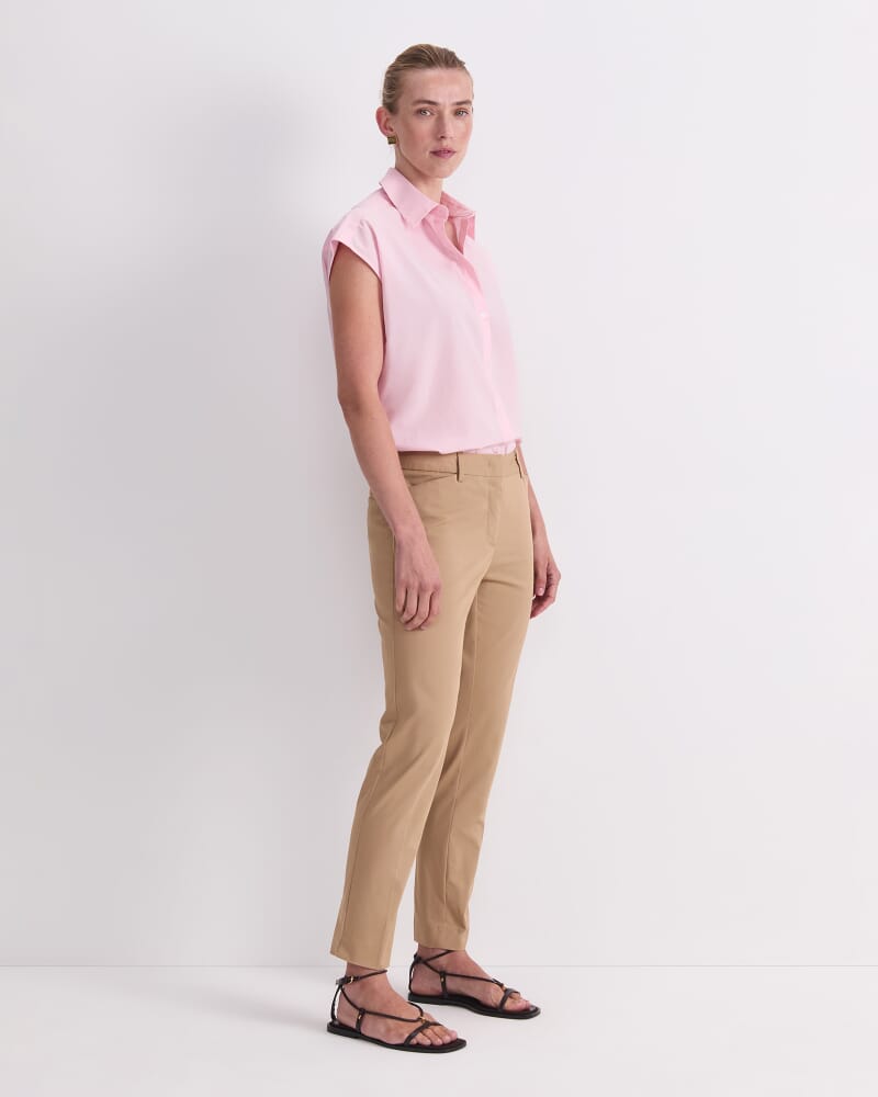 Evie Capri Pant in PEBBLE