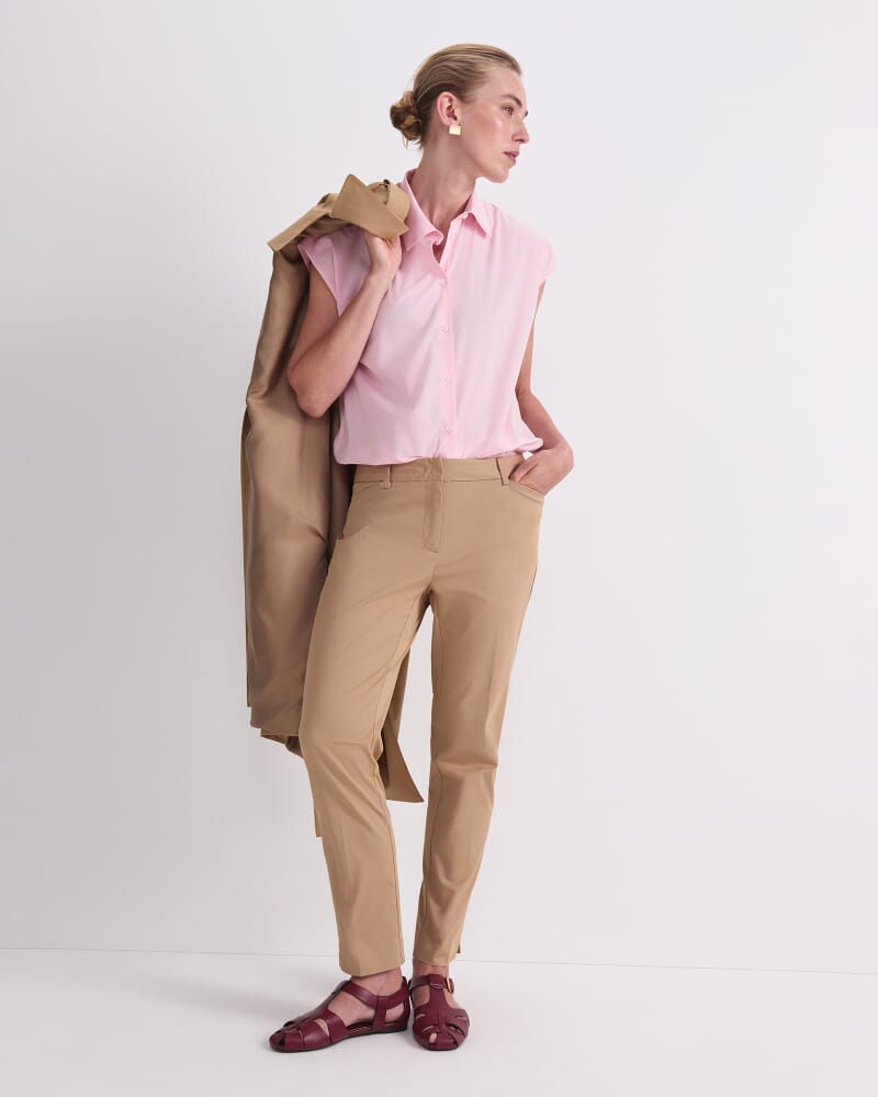 Evie Capri Pant in PEBBLE