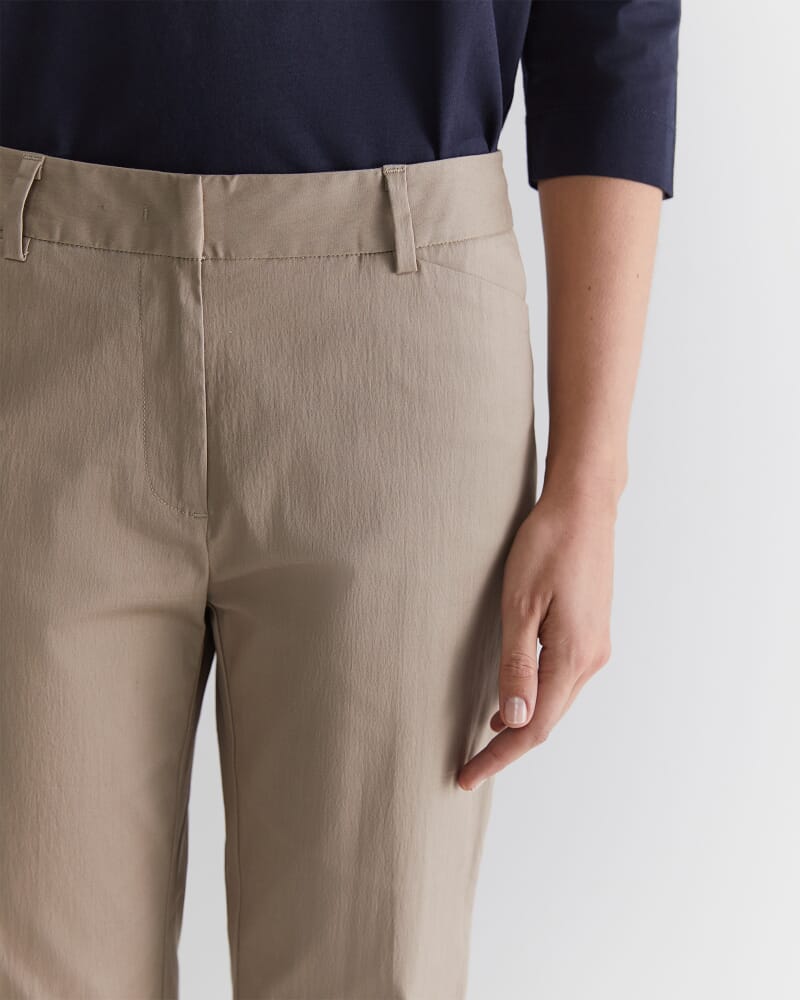 Evie Straight Capri Pant in CAPPUCCINO