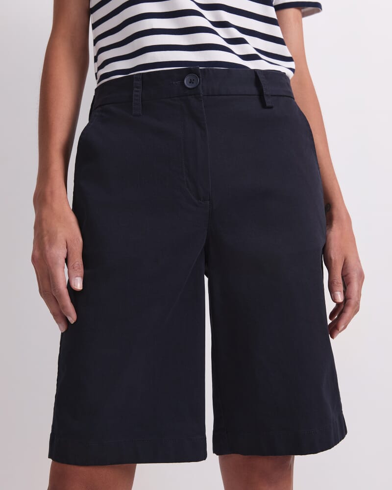 Laura Chino Short in NAVY