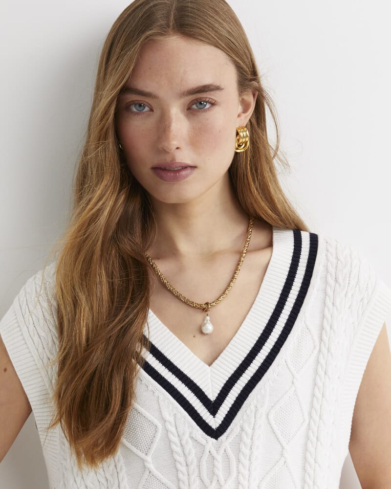 Elka Cable V-Neck Vest in WHITE/NAVY