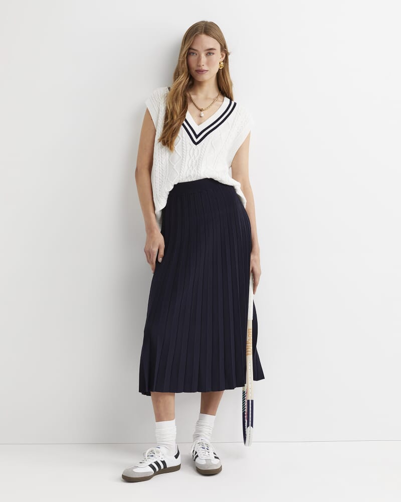 Elka Cable V-Neck Vest in WHITE/NAVY