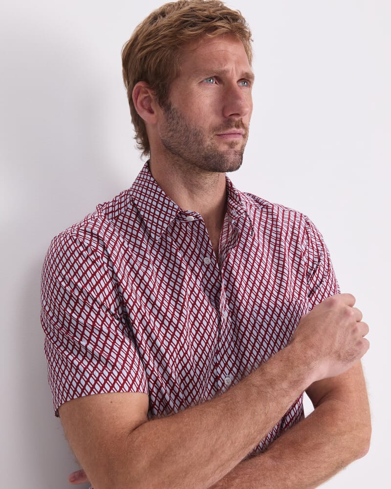 Joss Short Sleeve Print Shirt in WINE