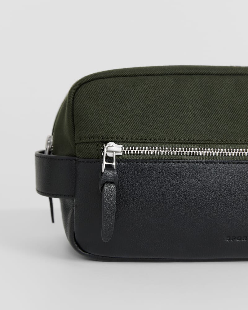 Howard Wash Bag in FOREST